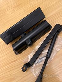 Chiudiporta con fermo Assa Abloy