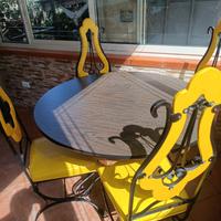 Tavolo con sedie retrò