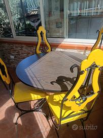 Tavolo con sedie retrò