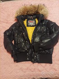 Bomber Slam nero con cappuccio di vera pelliccia.