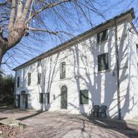 Casa Rustica con 3.000 mq di Terreno e Due Pertine