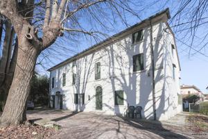 Casa Rustica con 3.000 mq di Terreno e Due Pertine