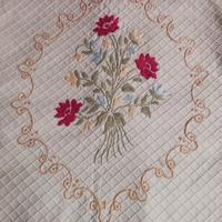 copriletto  in antico piquet ricamato