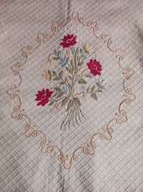 copriletto  in antico piquet ricamato