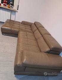 divano in similpelle ad angolo