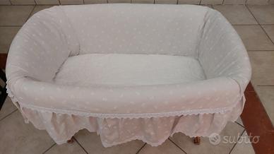 Culla in vimini con rivestimento realizzato a mano