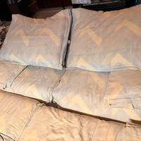 Set divani azzurro e bianco