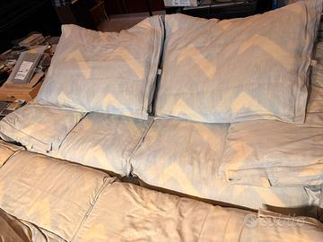 Set divani azzurro e bianco