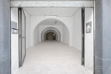 Bottega pressi Piazza G. Verga-Via Umberto I