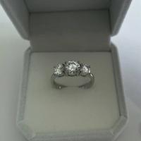 Anello Trilogy in argento con Moissanite