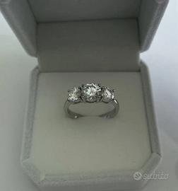 Anello Trilogy in argento con Moissanite
