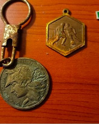 Medaglie varie, portachiave d'epoca, oggettistica,
