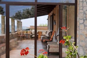 Villetta ristrutturata con veranda e vista mare -