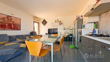 Ampio trilocale con giardino, in contesto moderno