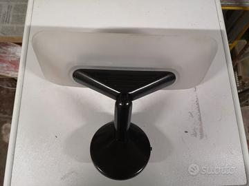 Lampada a muro in metallo con vetro satinato