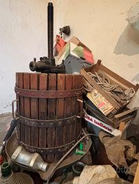 Torchio ,botti in legno e damigiane