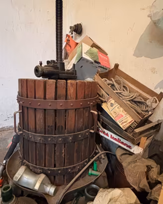 Torchio ,botti in legno e damigiane