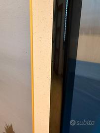 Cornice nera lucida e bordo premium