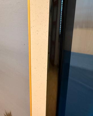 Cornice nera lucida e bordo premium