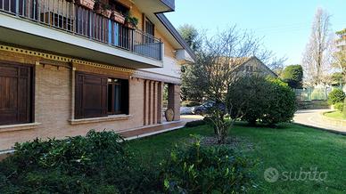 Villa con grande giardino