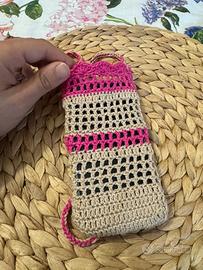 Porta cellulare ricamato a mano