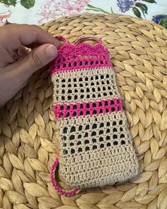 Porta cellulare ricamato a mano