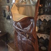 Porta abiti in pelle