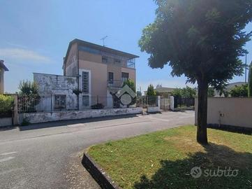 VILLA SINGOLA A ROBECCO SUL NAVIGLIO
