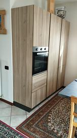 Cucina su due lati con  bancone entro 31/ 05/ 2025