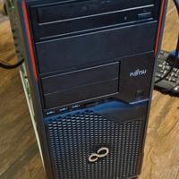 pc fisso con mouse e tastiera