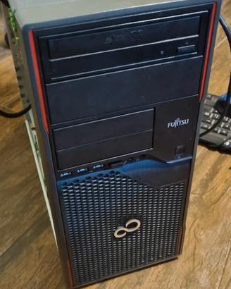 pc fisso con mouse e tastiera