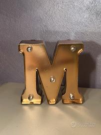 Lettera M luce Legami