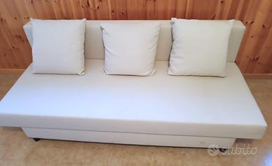 Divano letto a tre posti color beige