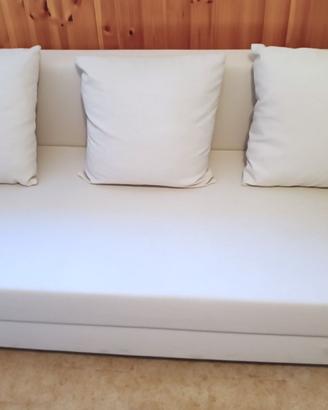 Divano letto a tre posti color beige