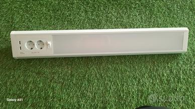 barra  led sottopensile cucina con prese