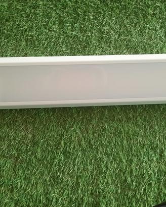 barra  led sottopensile cucina con prese