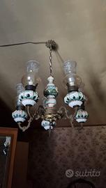 LAMPADARIO CON APPLIQUE IN FERRO E CERAMICA