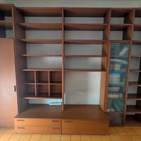 Libreria moderna con cassetti e vetrina