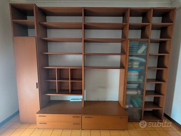 Libreria moderna con cassetti e vetrina