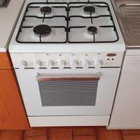 Fornello cucina con forno