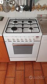 Fornello cucina con forno