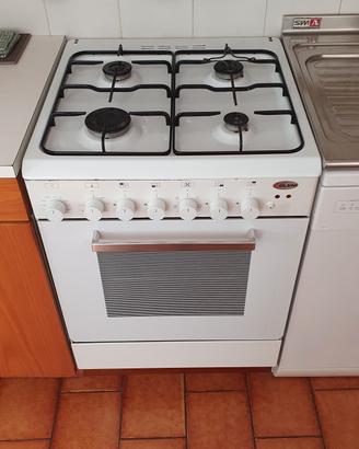 Fornello cucina con forno