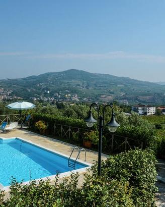 Struttura con piscina, area pic-nic e barbecue