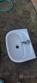 Piccolo lavabo usato