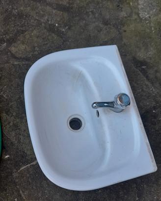 Piccolo lavabo usato