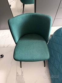 Sedia in tessuto verde scuro e gambe in metallo