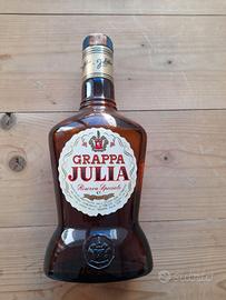 Grappa speciale affinata in botti di rovere.