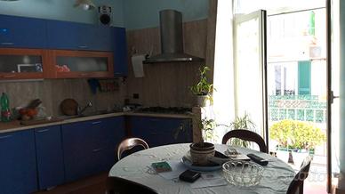 Vomero, trilocale con balconi e posto auto