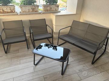 Set divano + 2 sedie + tavolino