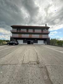 Locale commerciale con parcheggio